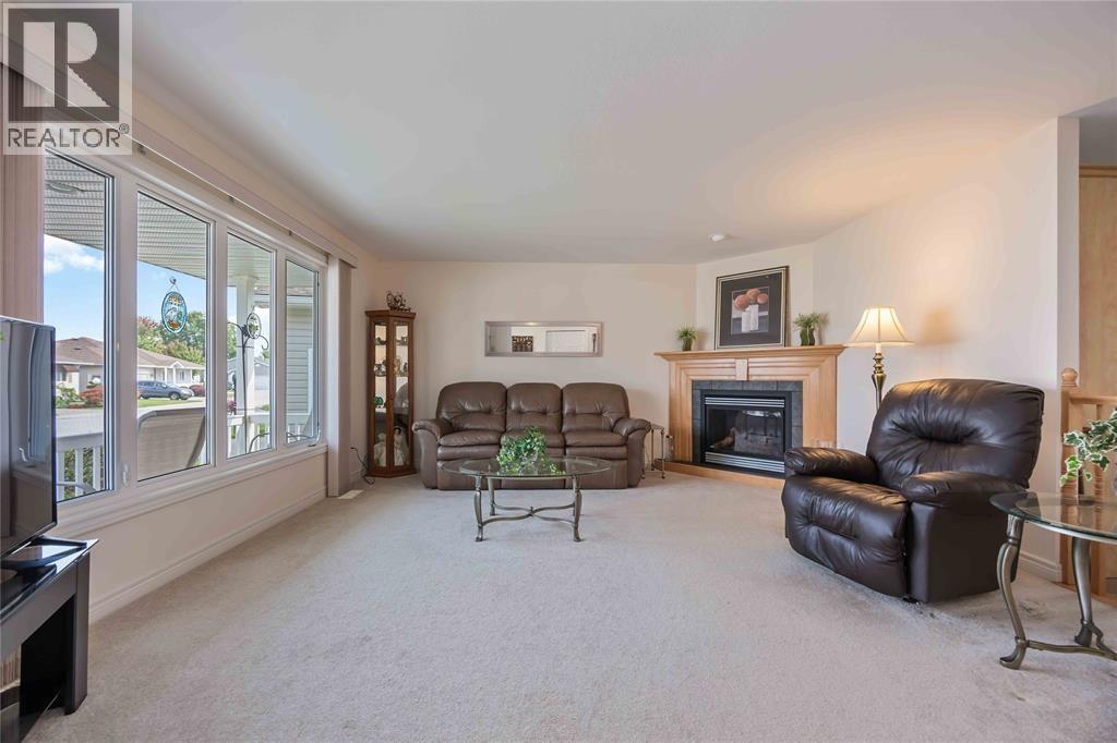 5700 Blackwell Sideroad Unit# 143, Sarnia, ON - Indoor Photo Showing Living Room With Fireplace