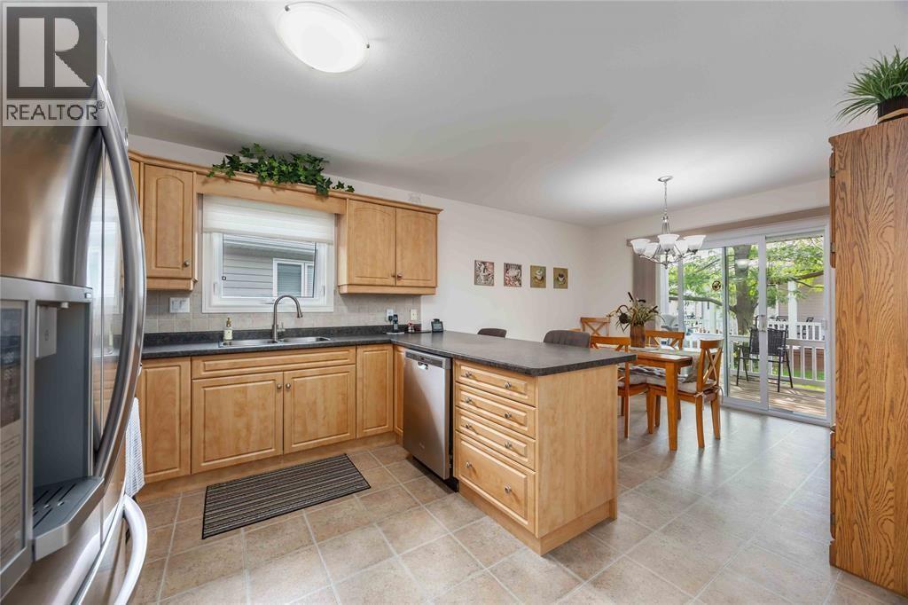 5700 Blackwell Sideroad Unit# 143, Sarnia, ON - Indoor Photo Showing Kitchen With Double Sink