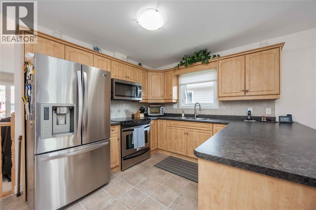 5700 Blackwell Sideroad Unit# 143, Sarnia, ON - Indoor Photo Showing Kitchen With Double Sink