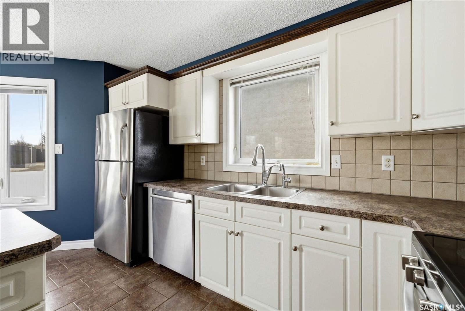 1368 Maple Leaf Crescent N, Regina, SK - Indoor Photo Showing Kitchen With Double Sink