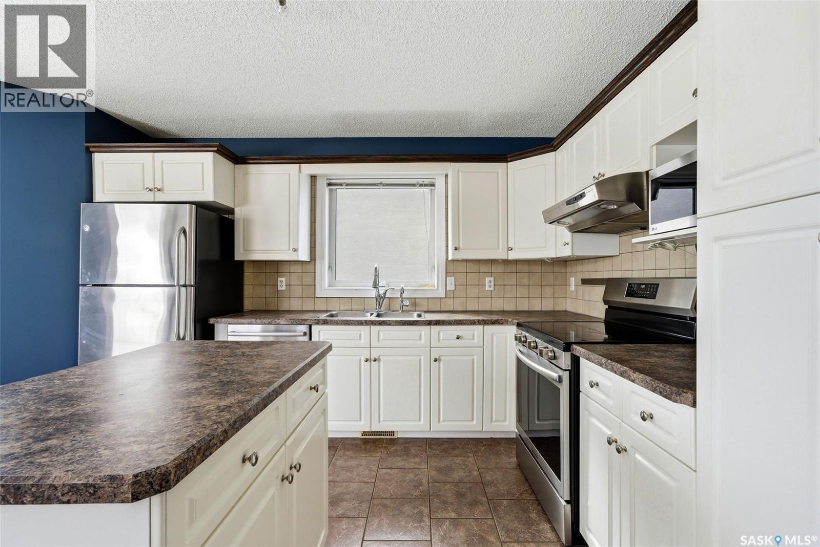 1368 Maple Leaf Crescent N, Regina, SK - Indoor Photo Showing Kitchen With Double Sink