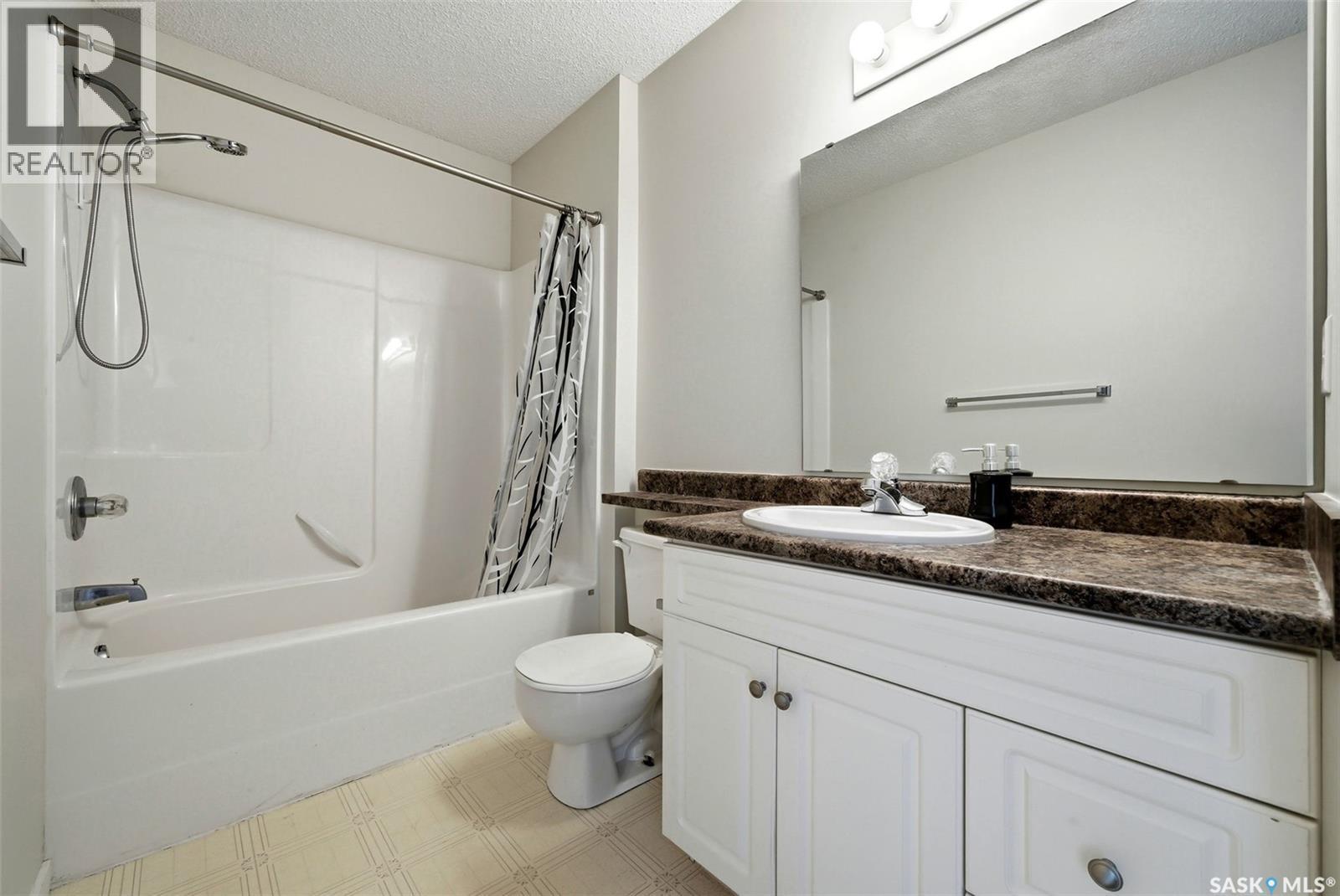 1368 Maple Leaf Crescent N, Regina, SK - Indoor Photo Showing Bathroom