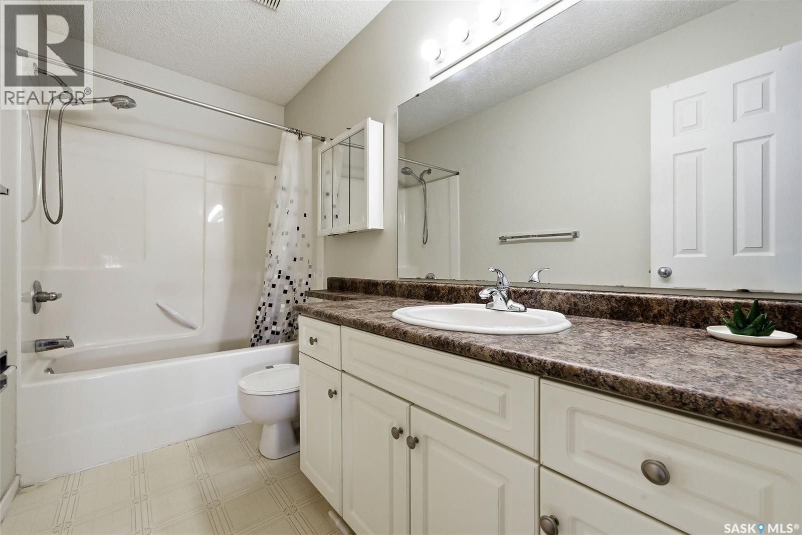 1368 Maple Leaf Crescent N, Regina, SK - Indoor Photo Showing Bathroom