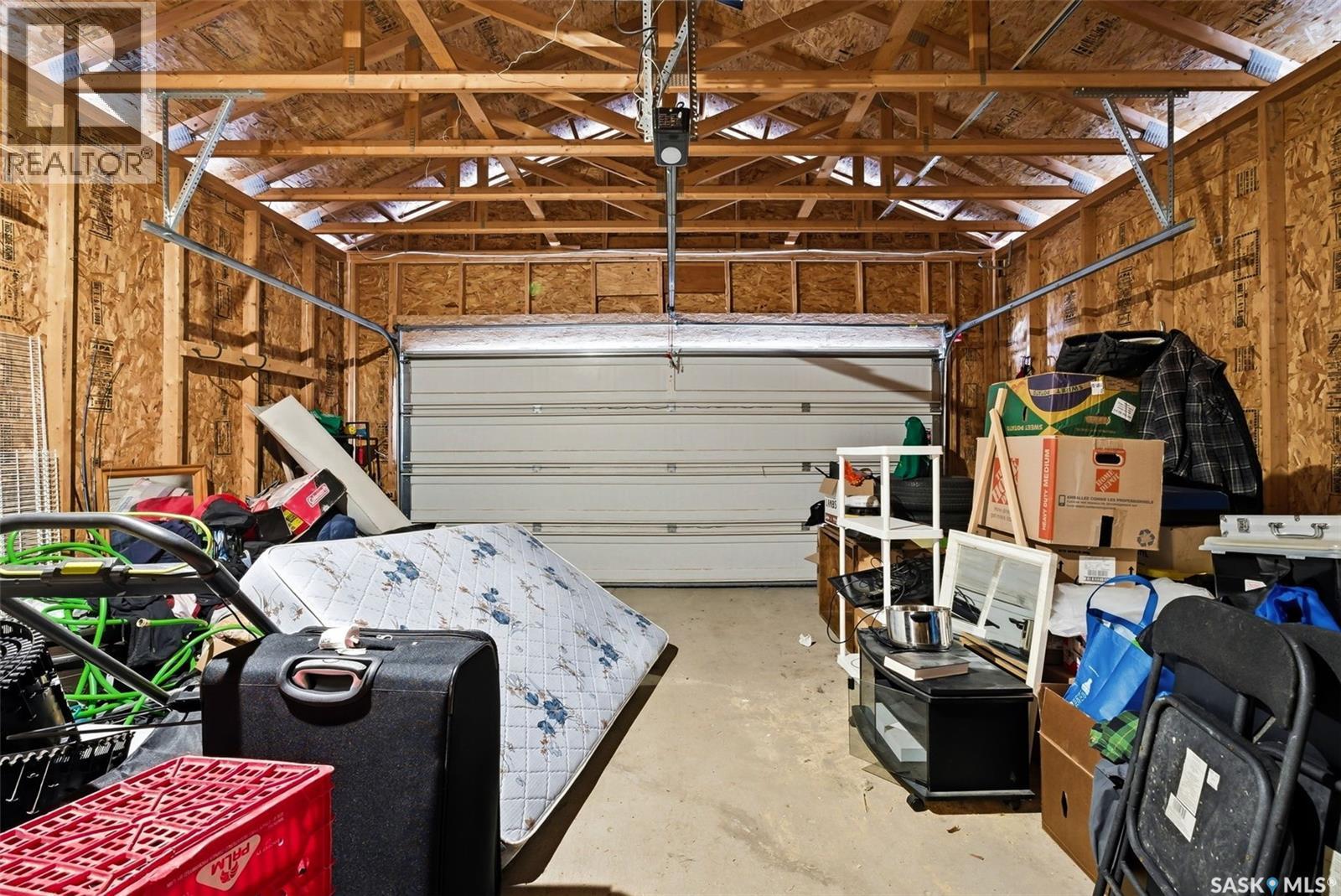 1368 Maple Leaf Crescent N, Regina, SK - Indoor Photo Showing Garage