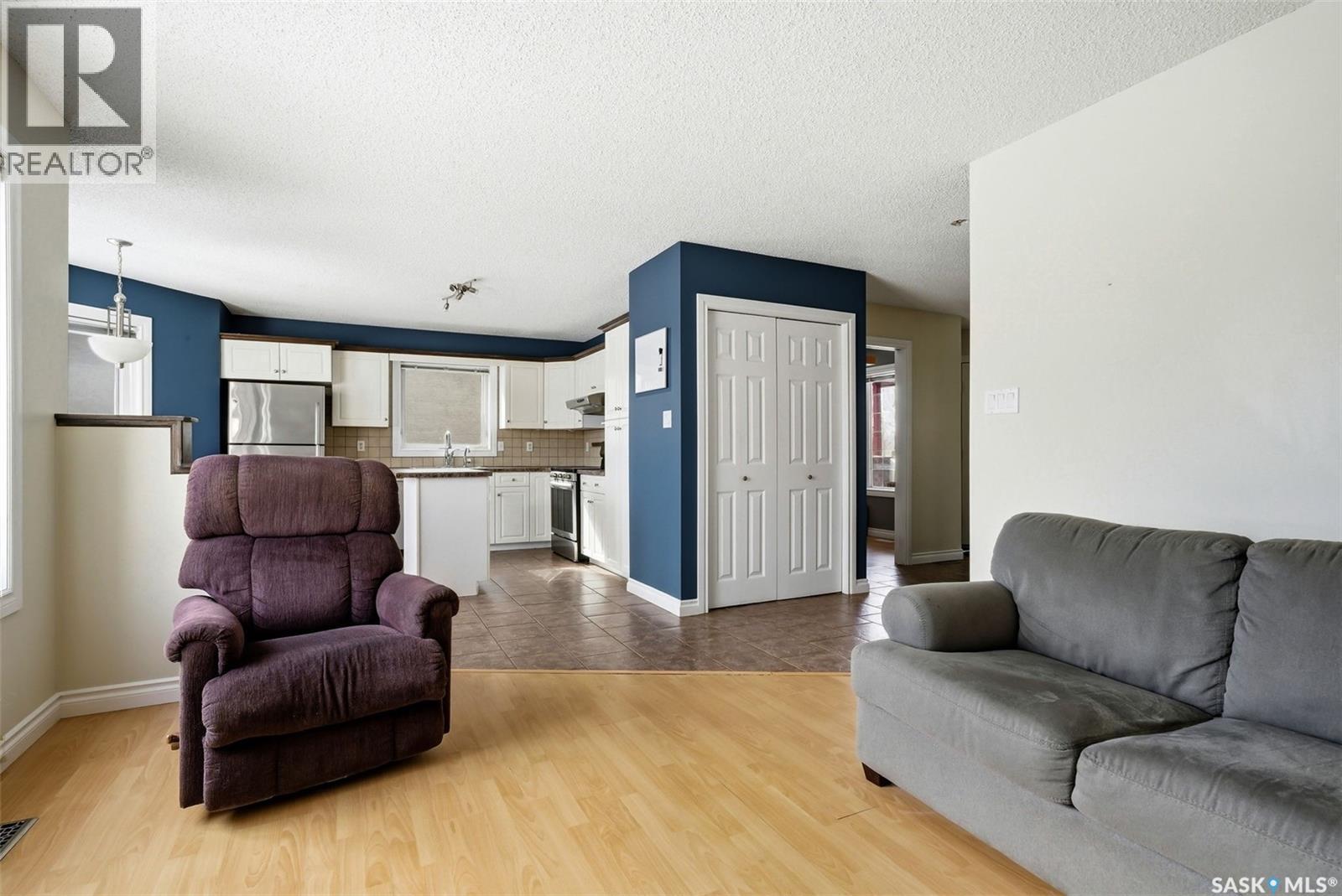 1368 Maple Leaf Crescent N, Regina, SK - Indoor Photo Showing Living Room