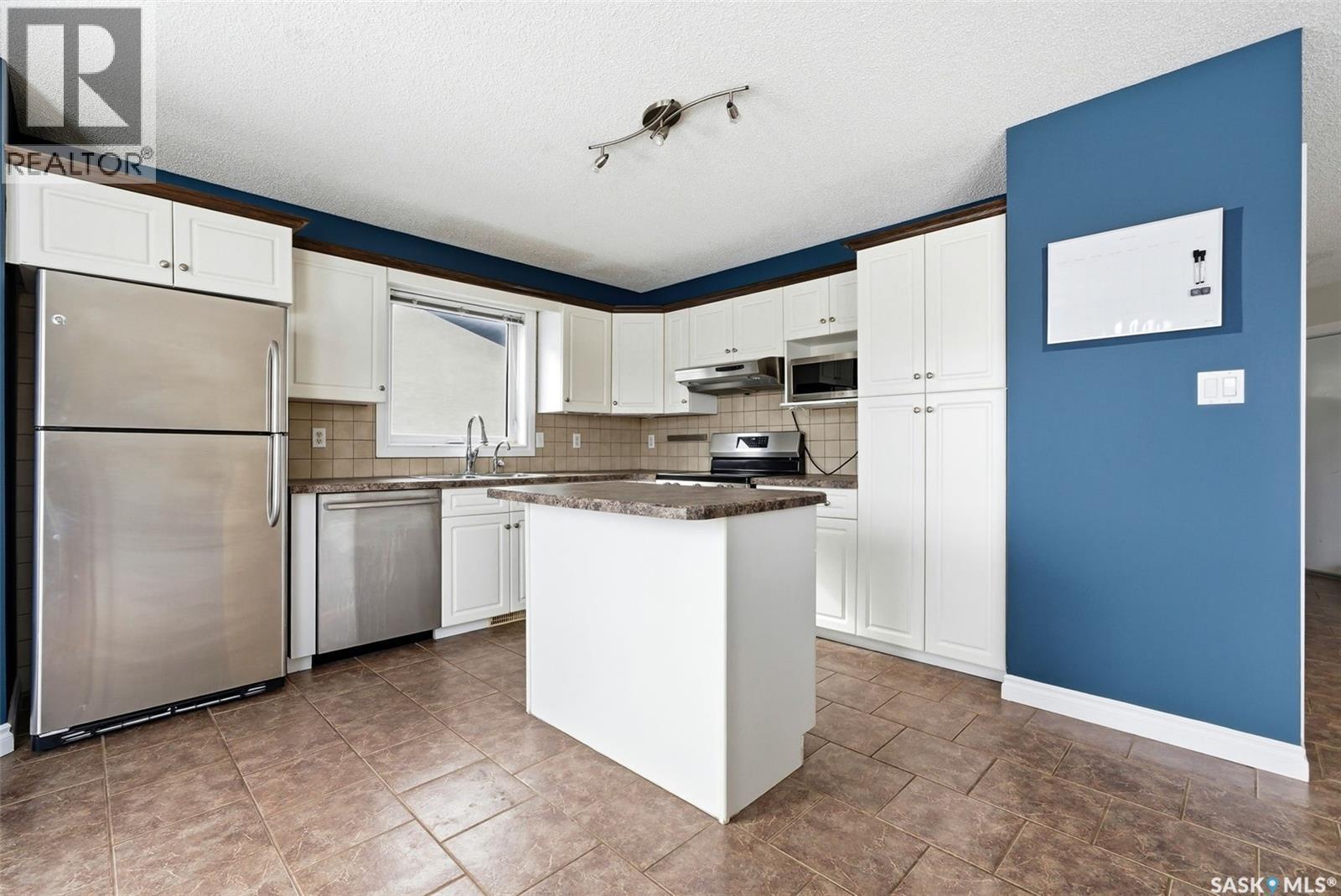 1368 Maple Leaf Crescent N, Regina, SK - Indoor Photo Showing Kitchen With Upgraded Kitchen