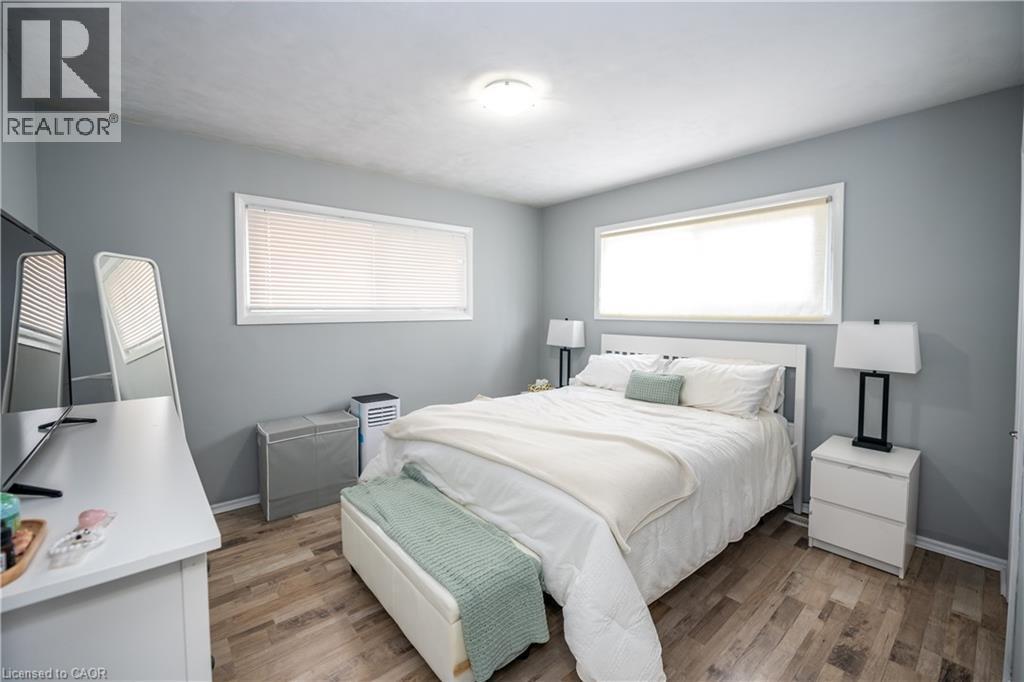 62 Harold Court, Hamilton, ON - Indoor Photo Showing Bedroom