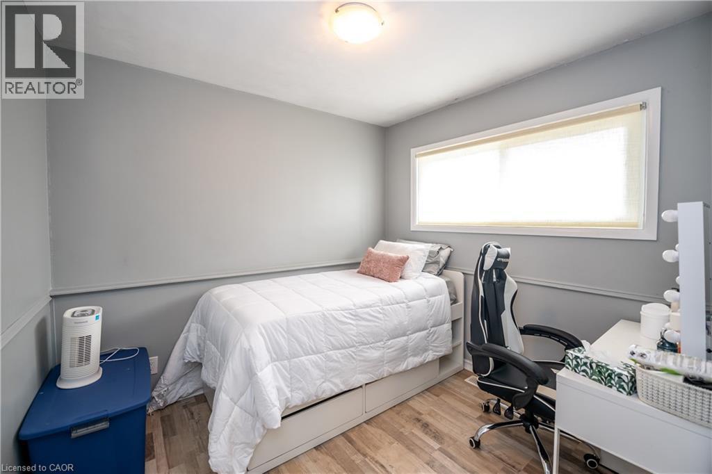 62 Harold Court, Hamilton, ON - Indoor Photo Showing Bedroom