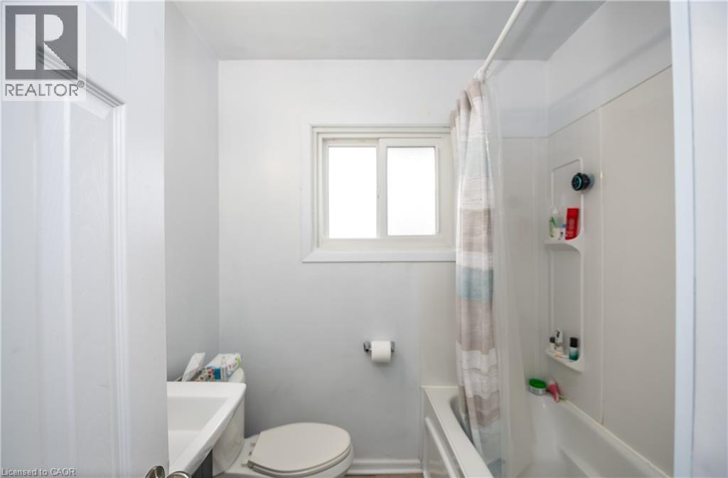62 Harold Court, Hamilton, ON - Indoor Photo Showing Bathroom