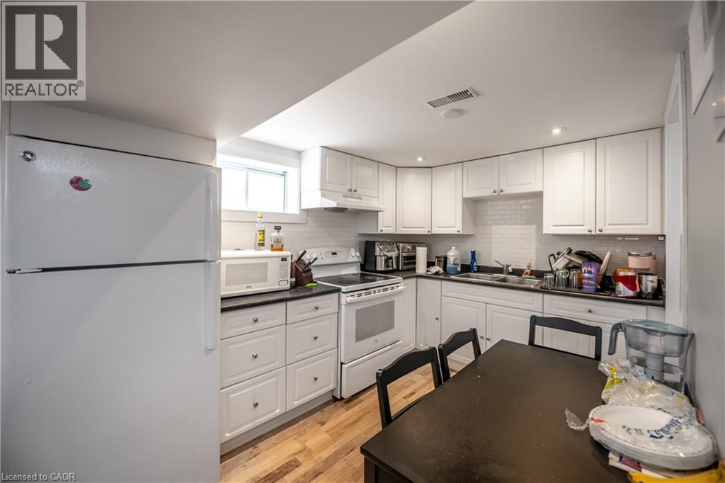 62 Harold Court, Hamilton, ON - Indoor Photo Showing Kitchen With Double Sink