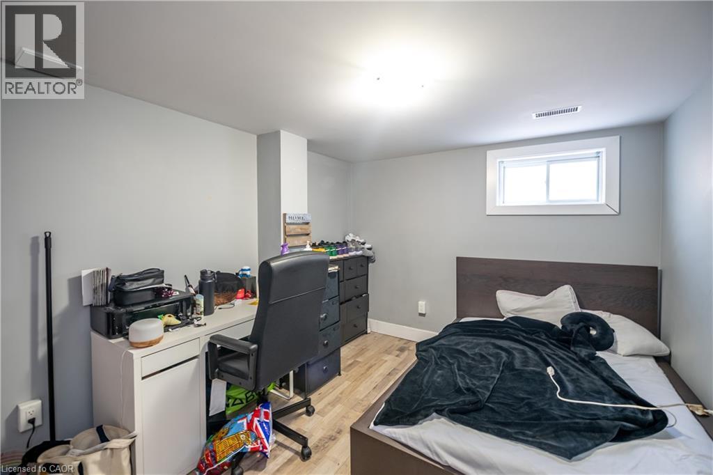 62 Harold Court, Hamilton, ON - Indoor Photo Showing Bedroom