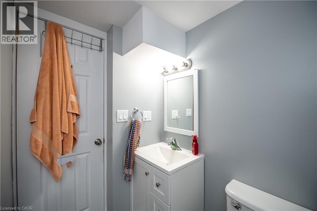 62 Harold Court, Hamilton, ON - Indoor Photo Showing Bathroom