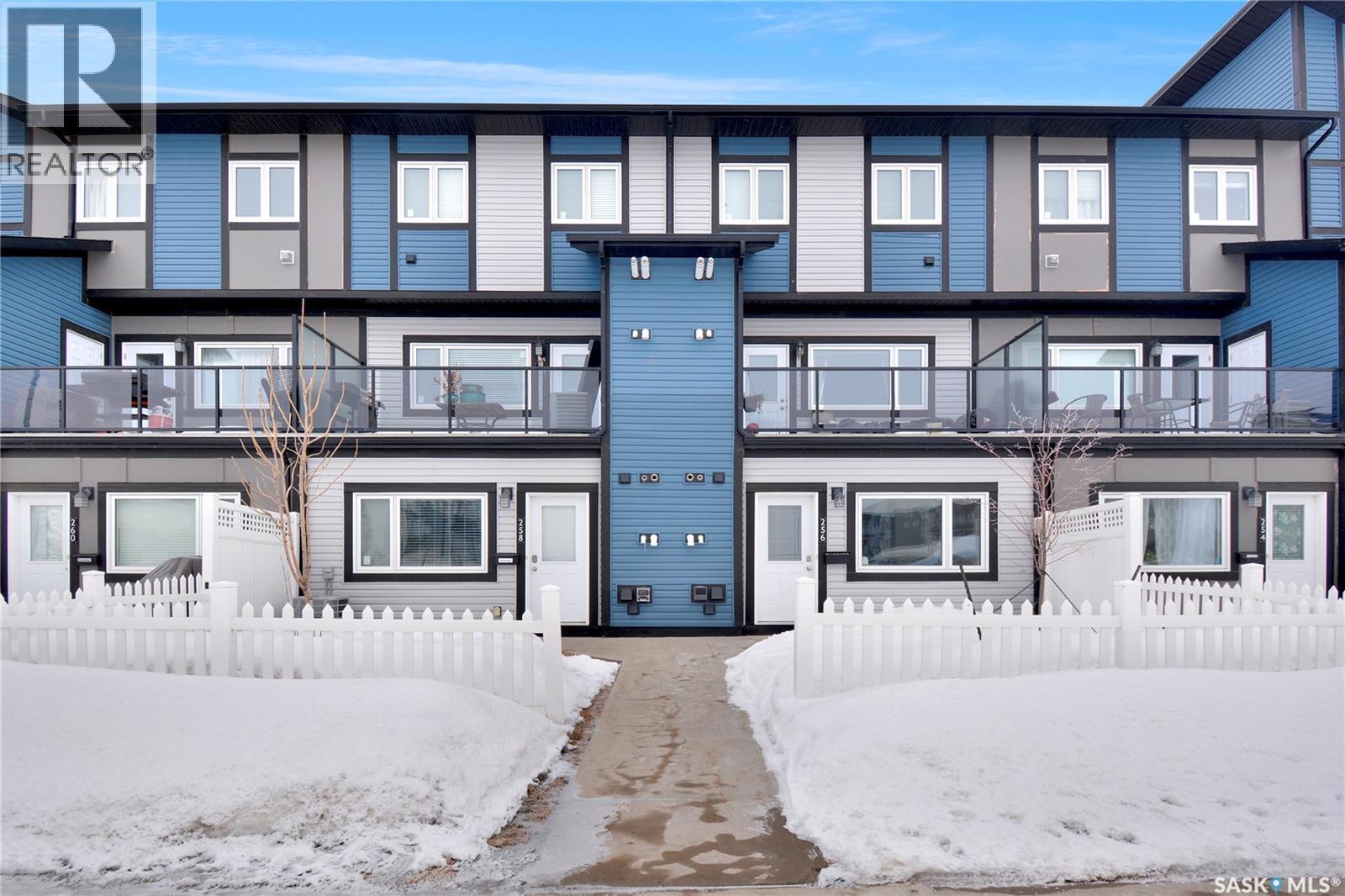 256 250 Akhtar Bend, Saskatoon, SK - Outdoor With Facade