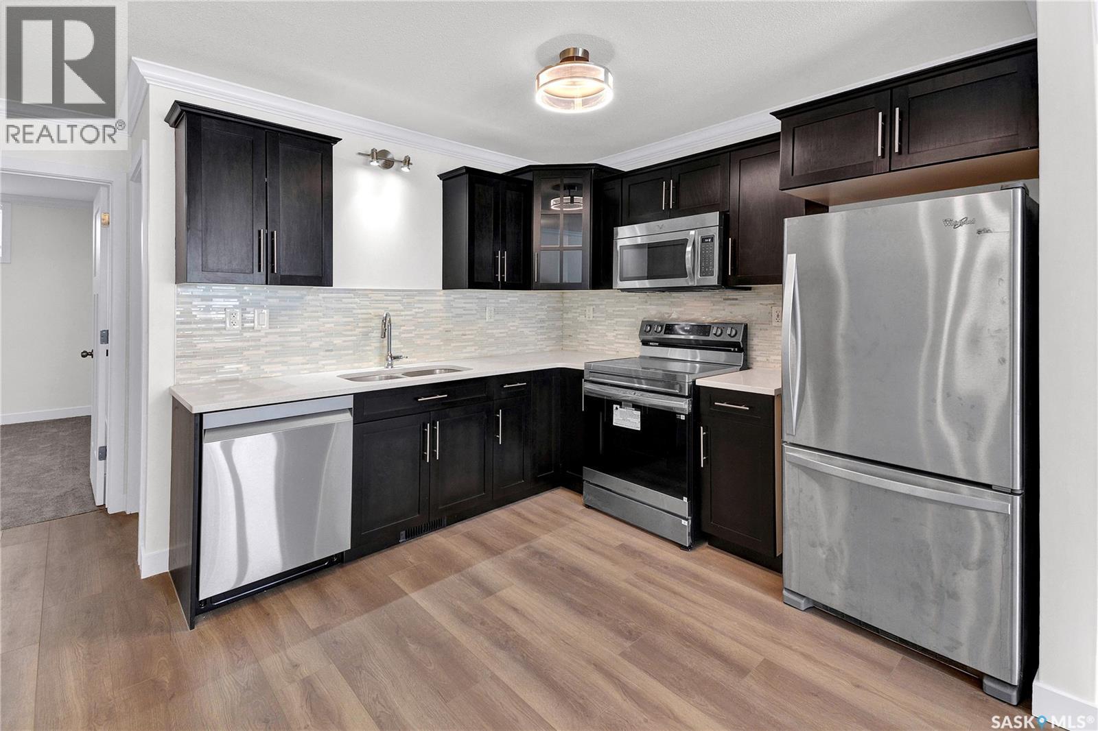 256 250 Akhtar Bend, Saskatoon, SK - Indoor Photo Showing Kitchen With Double Sink With Upgraded Kitchen