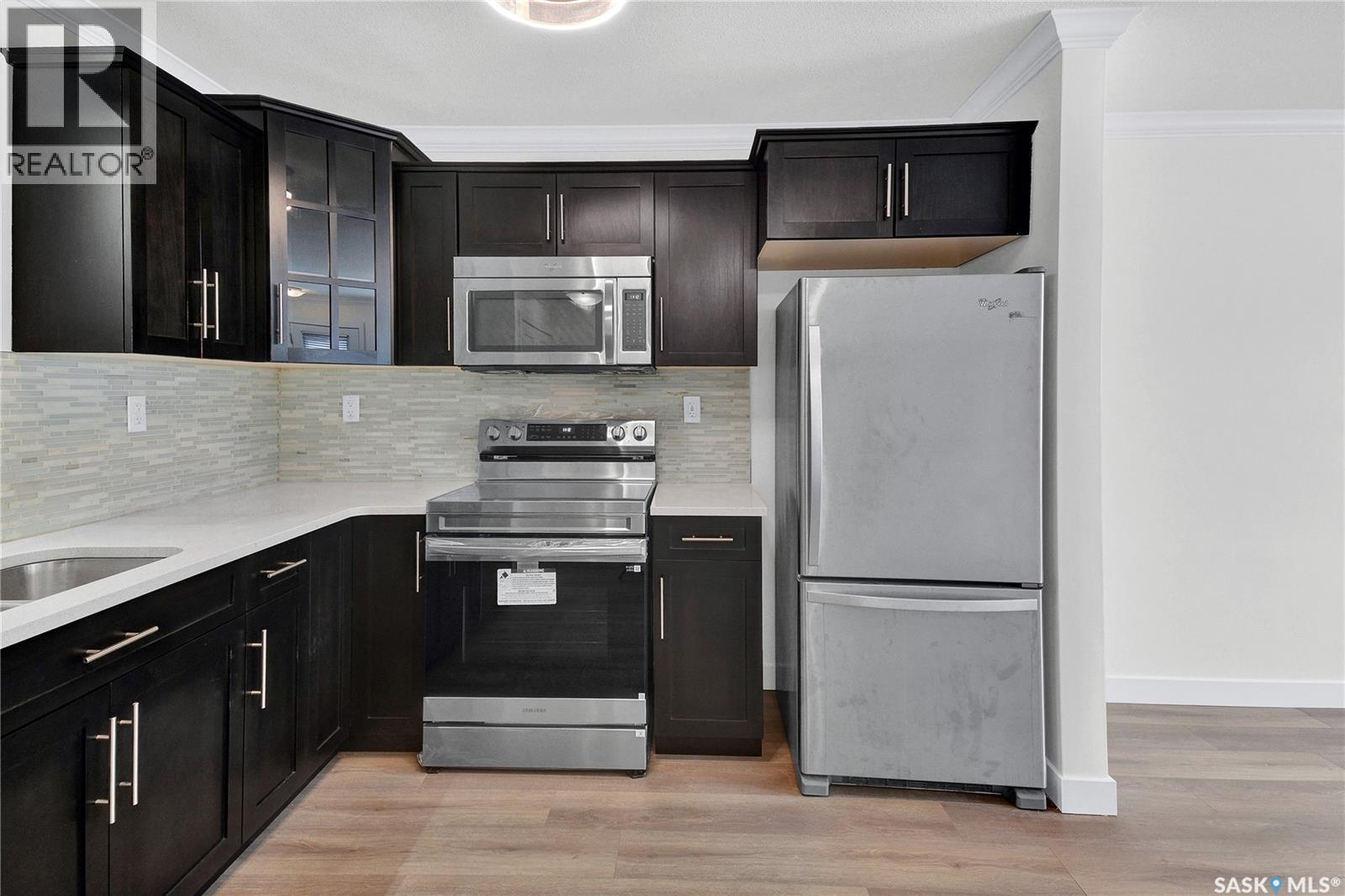 256 250 Akhtar Bend, Saskatoon, SK - Indoor Photo Showing Kitchen With Upgraded Kitchen
