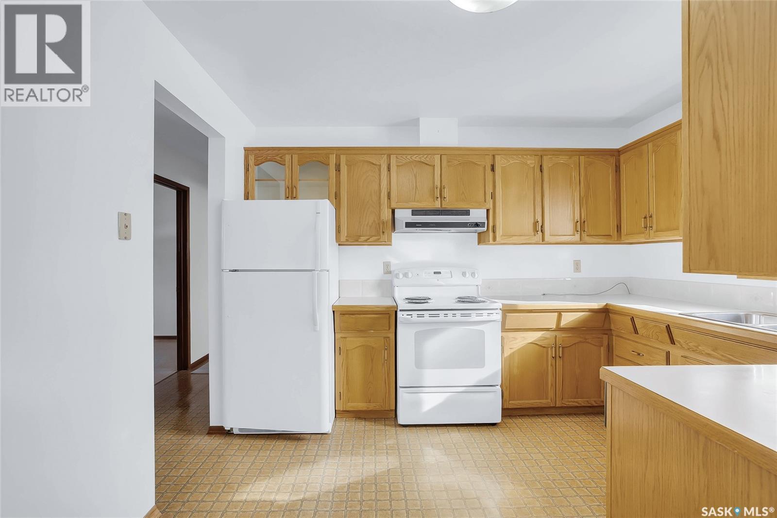 90 Bence Crescent, Saskatoon, SK - Indoor Photo Showing Kitchen With Double Sink