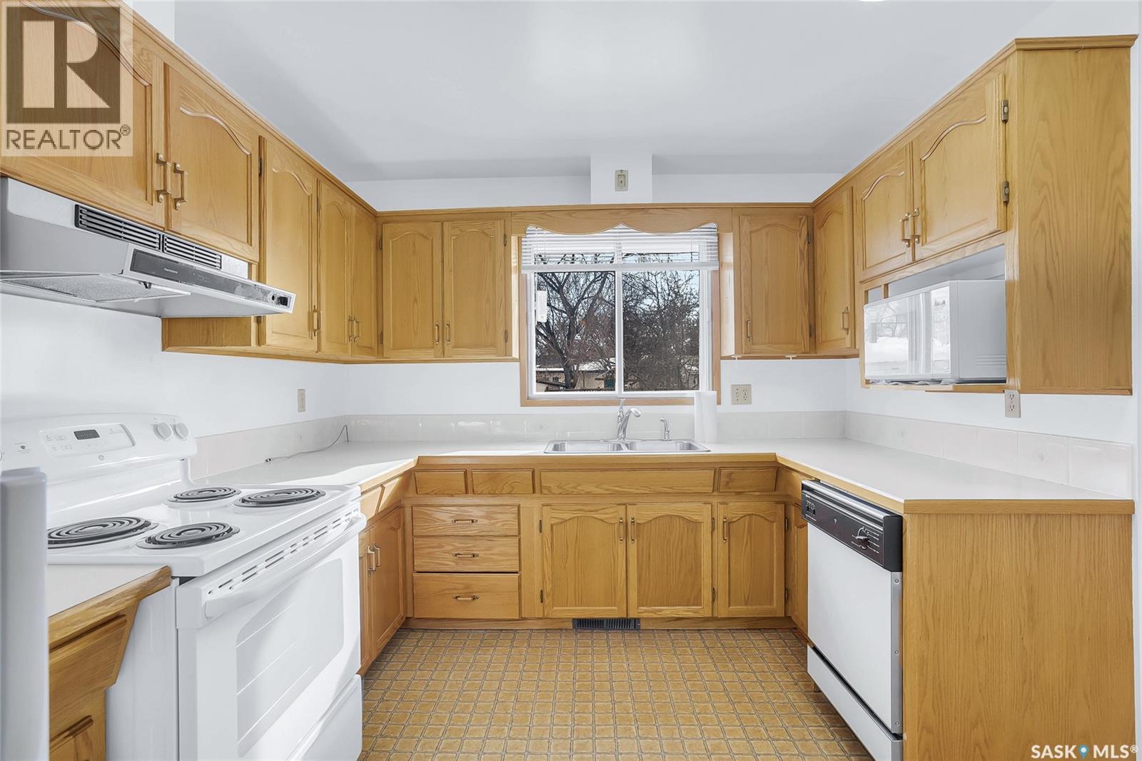 90 Bence Crescent, Saskatoon, SK - Indoor Photo Showing Kitchen With Double Sink