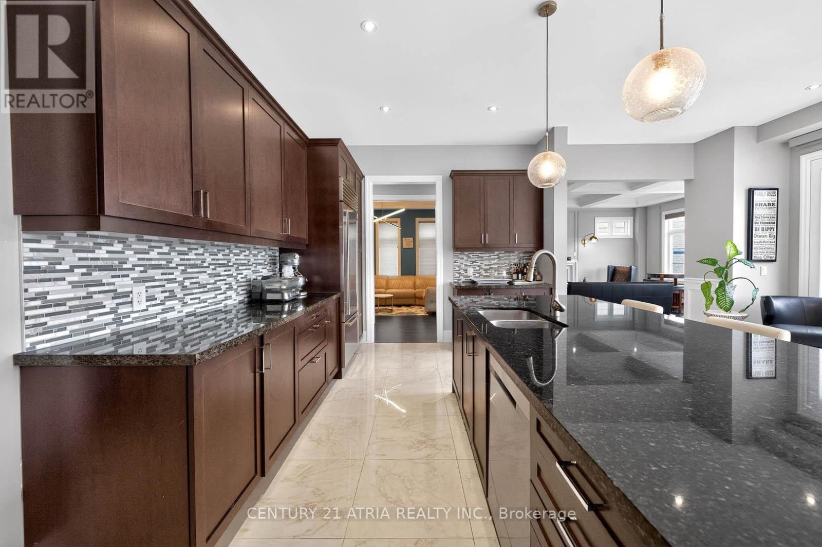 122 Burns Boulevard, King, ON - Indoor Photo Showing Kitchen With Double Sink With Upgraded Kitchen
