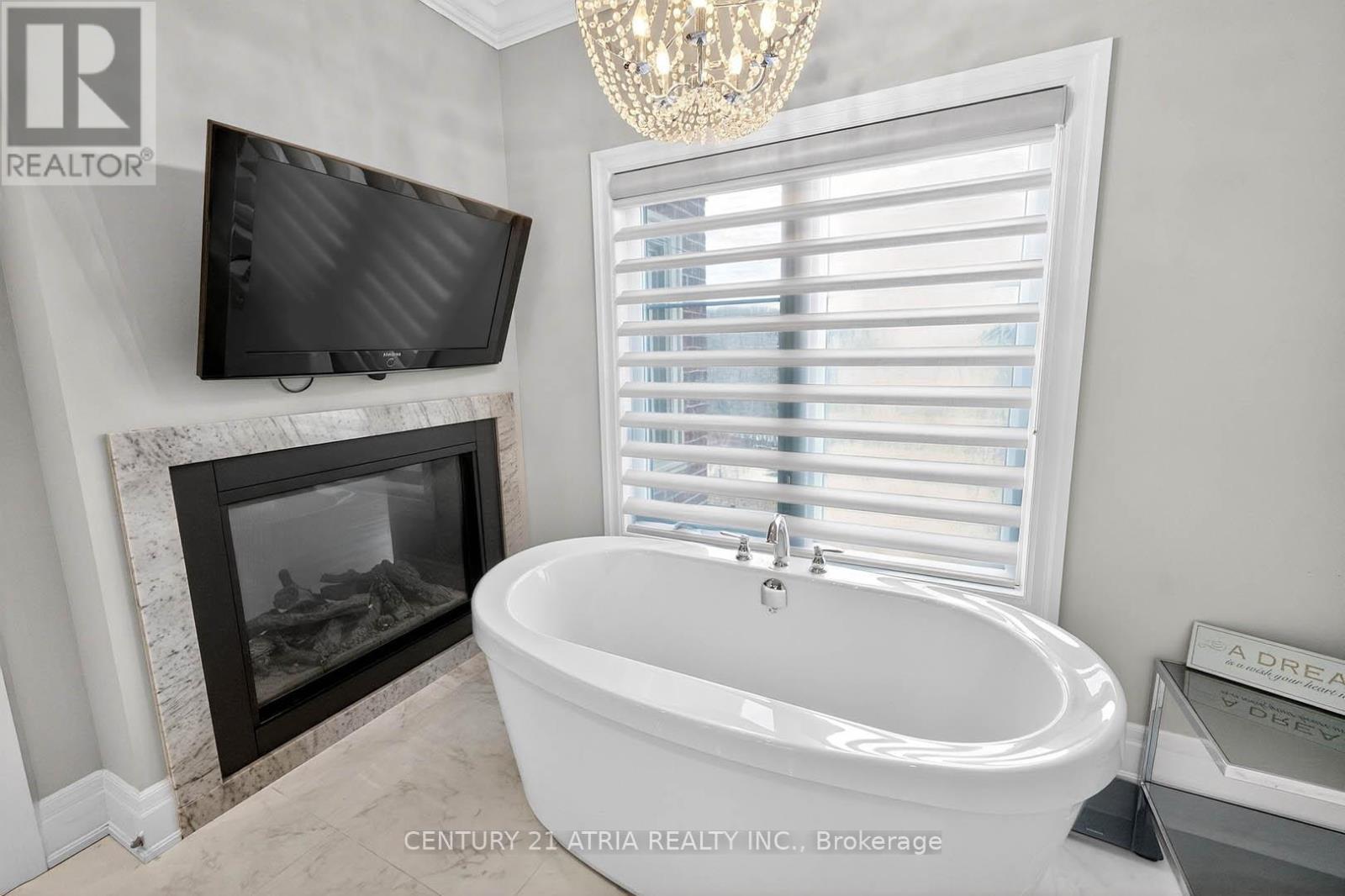 122 Burns Boulevard, King, ON - Indoor Photo Showing Bathroom With Fireplace