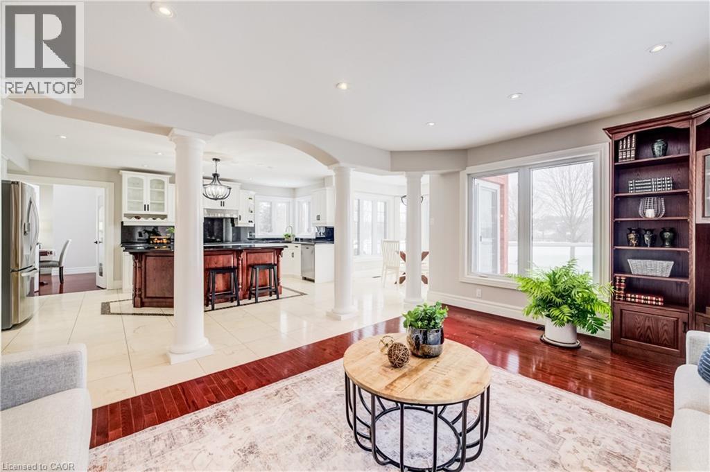 38 Deer Ridge Crescent, Kitchener, ON - Indoor Photo Showing Living Room