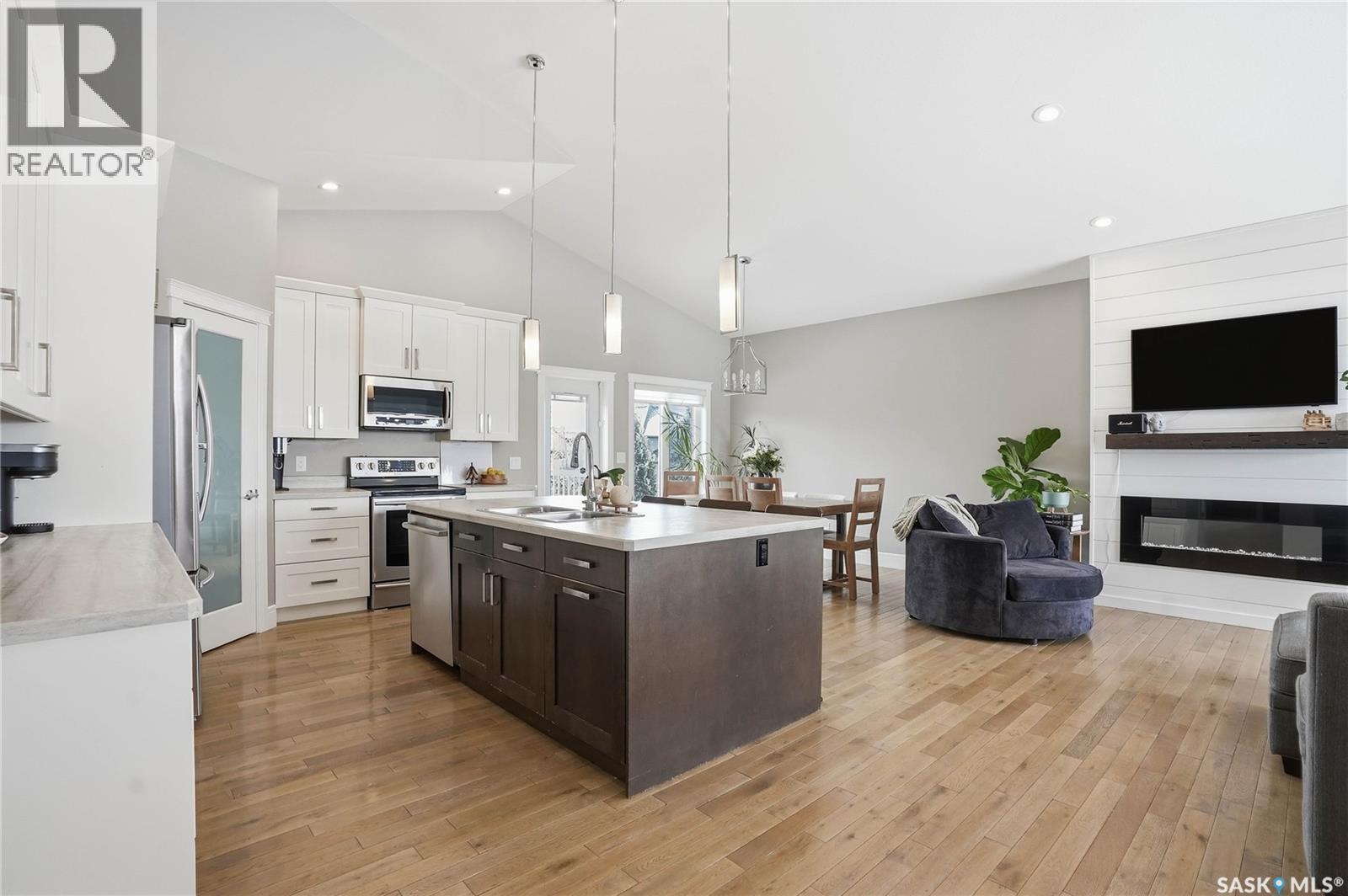 504 Snead Lane, Warman, SK - Indoor Photo Showing Kitchen With Fireplace With Upgraded Kitchen