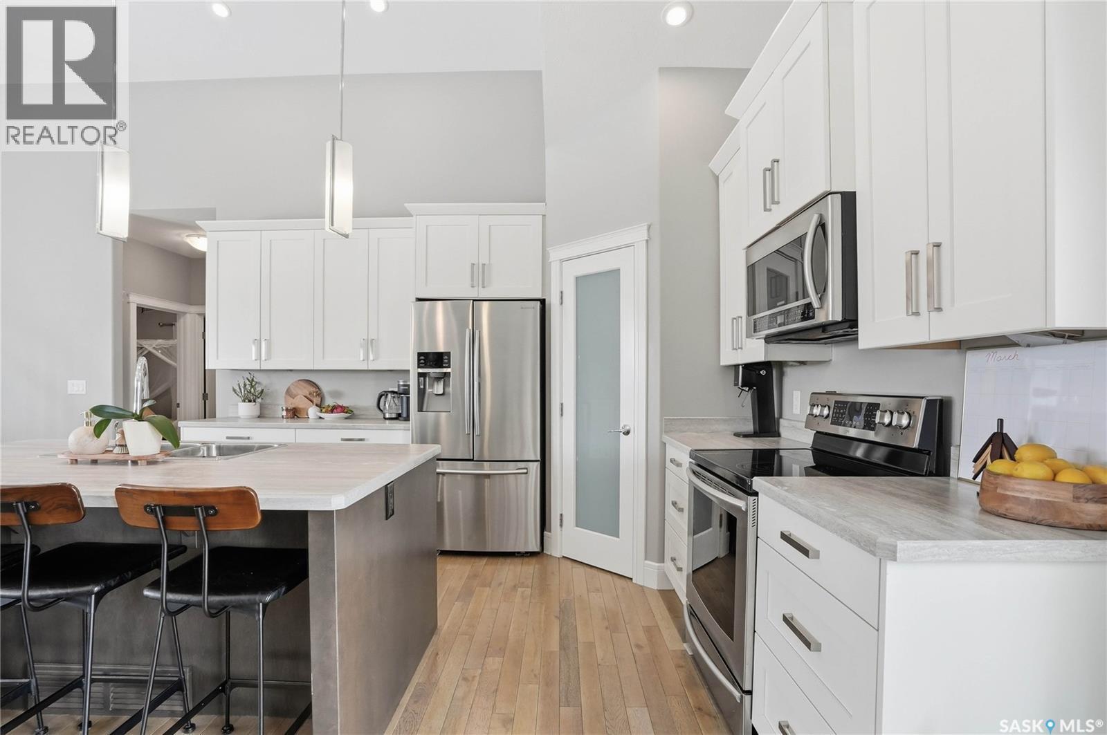 504 Snead Lane, Warman, SK - Indoor Photo Showing Kitchen With Upgraded Kitchen