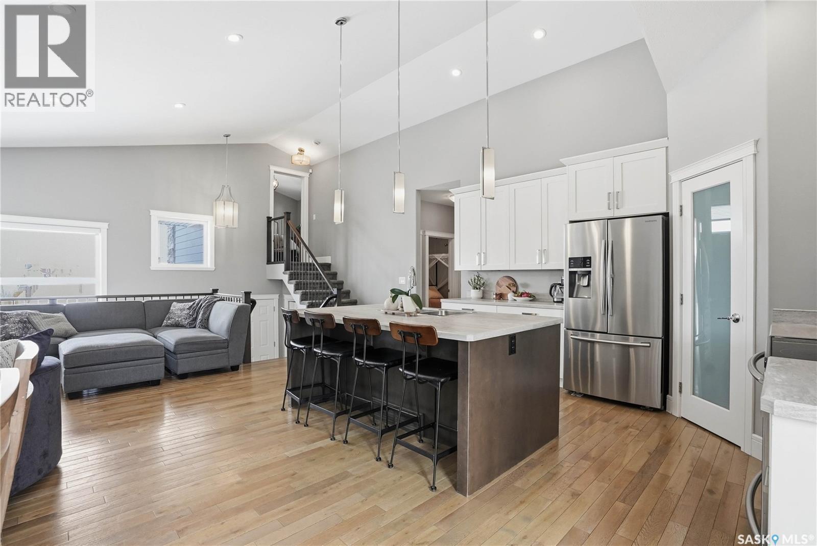504 Snead Lane, Warman, SK - Indoor Photo Showing Kitchen With Upgraded Kitchen