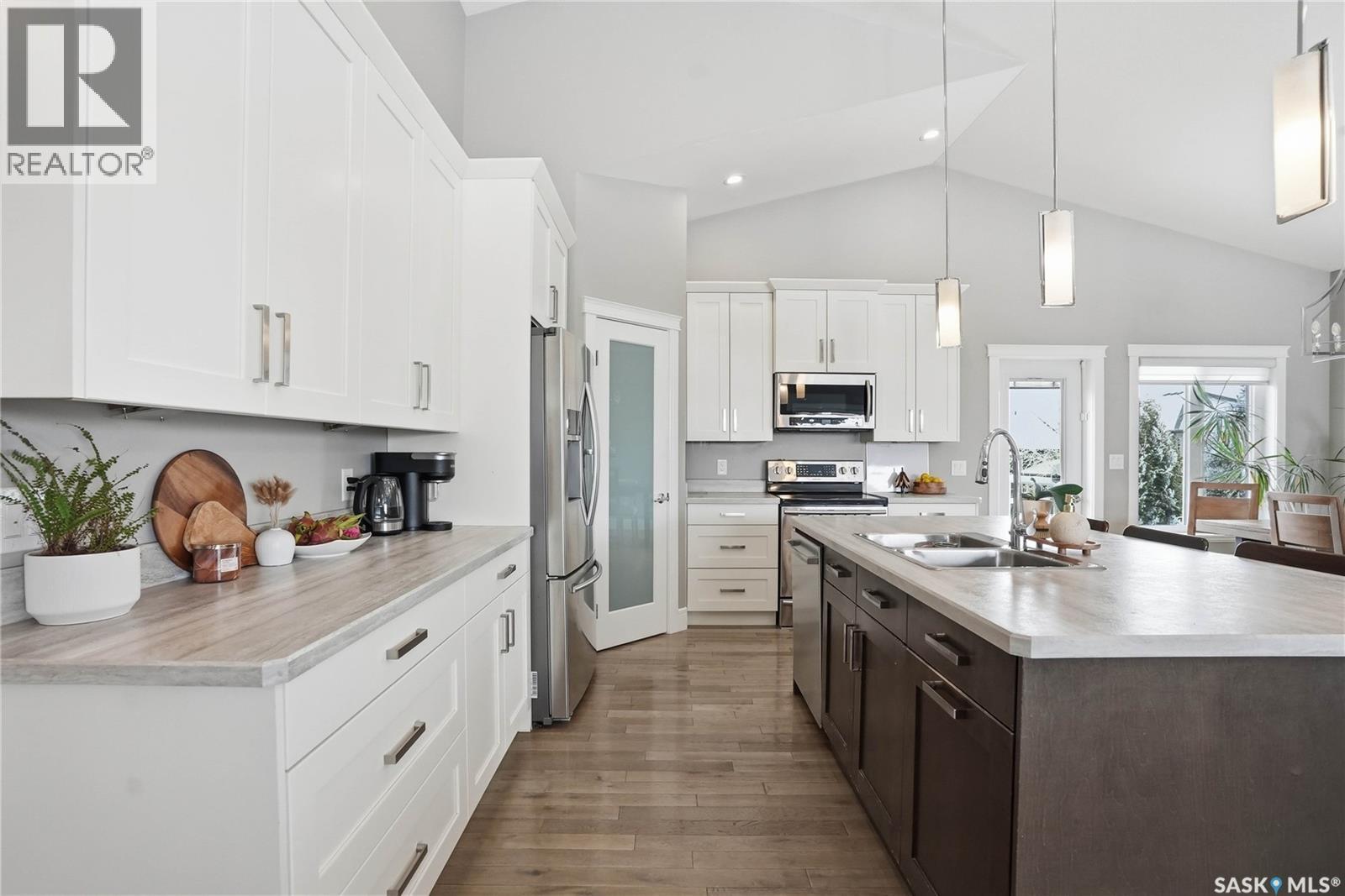504 Snead Lane, Warman, SK - Indoor Photo Showing Kitchen With Double Sink With Upgraded Kitchen