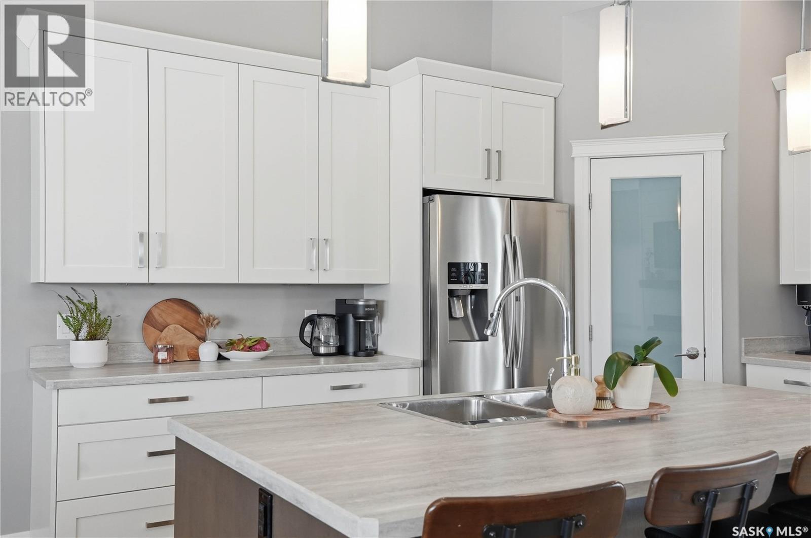 504 Snead Lane, Warman, SK - Indoor Photo Showing Kitchen With Double Sink