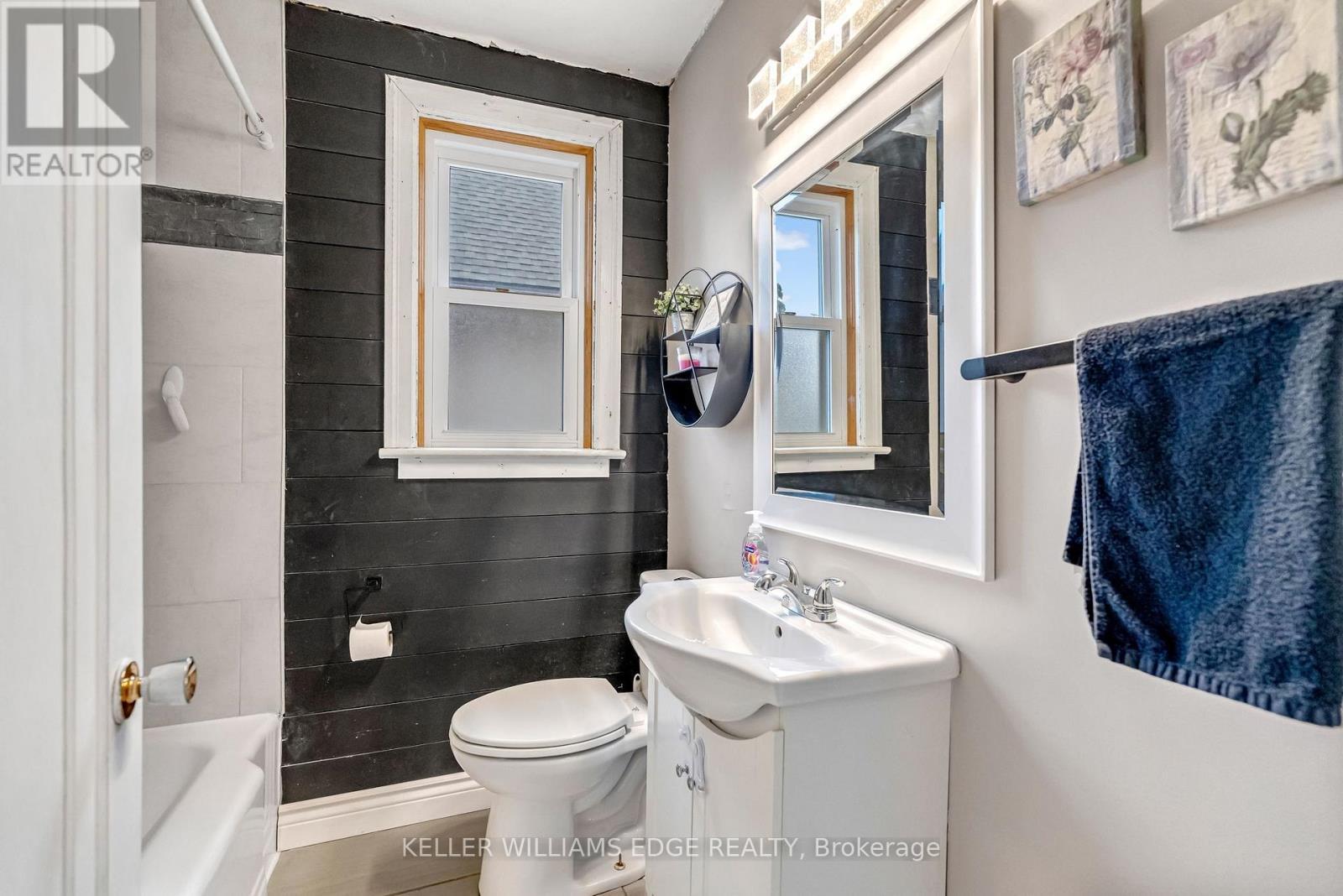 165 Rosewood Road, Hamilton, ON - Indoor Photo Showing Bathroom