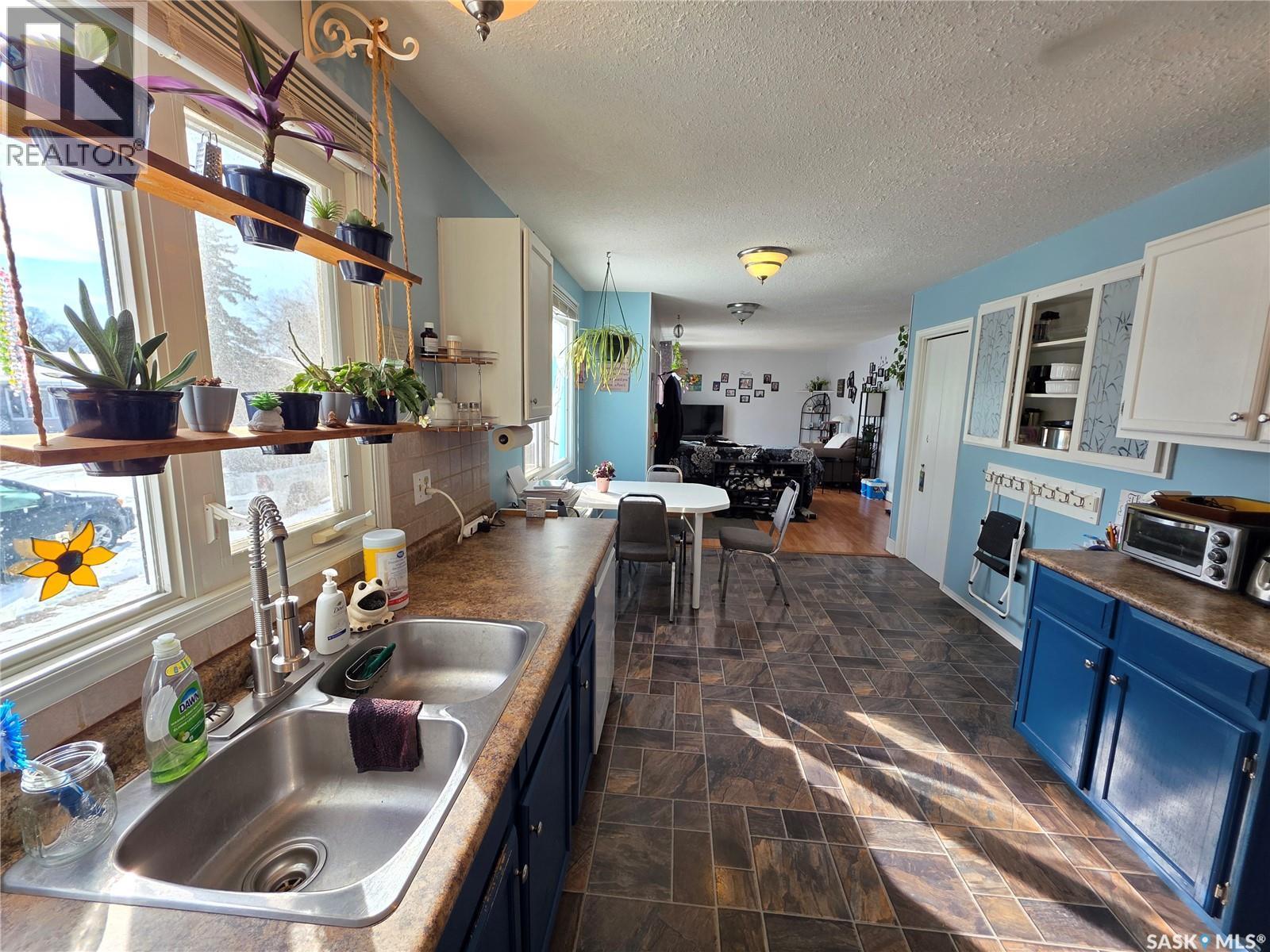 520 Dennis Street, Herbert, SK - Indoor Photo Showing Kitchen With Double Sink