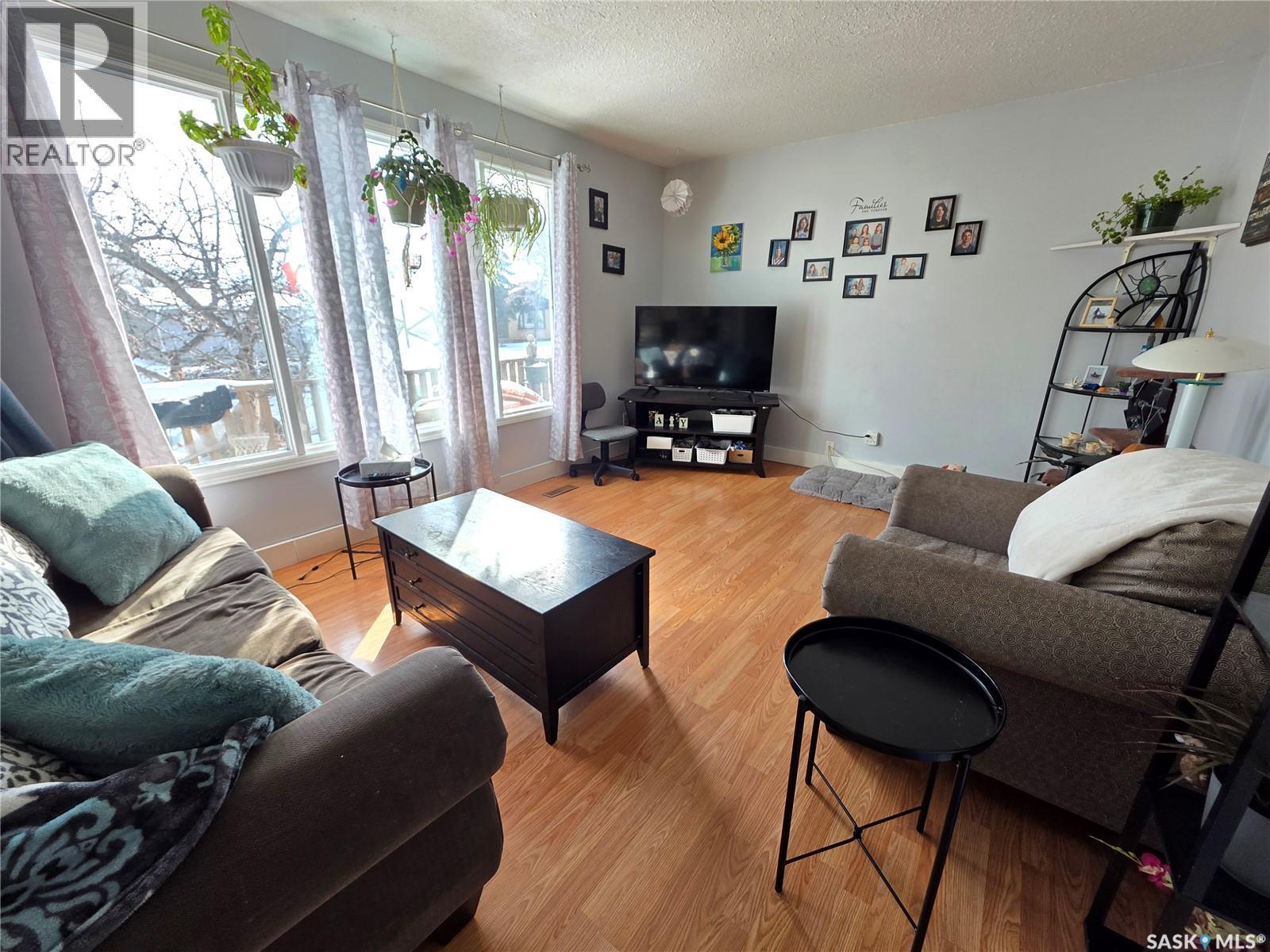 520 Dennis Street, Herbert, SK - Indoor Photo Showing Living Room