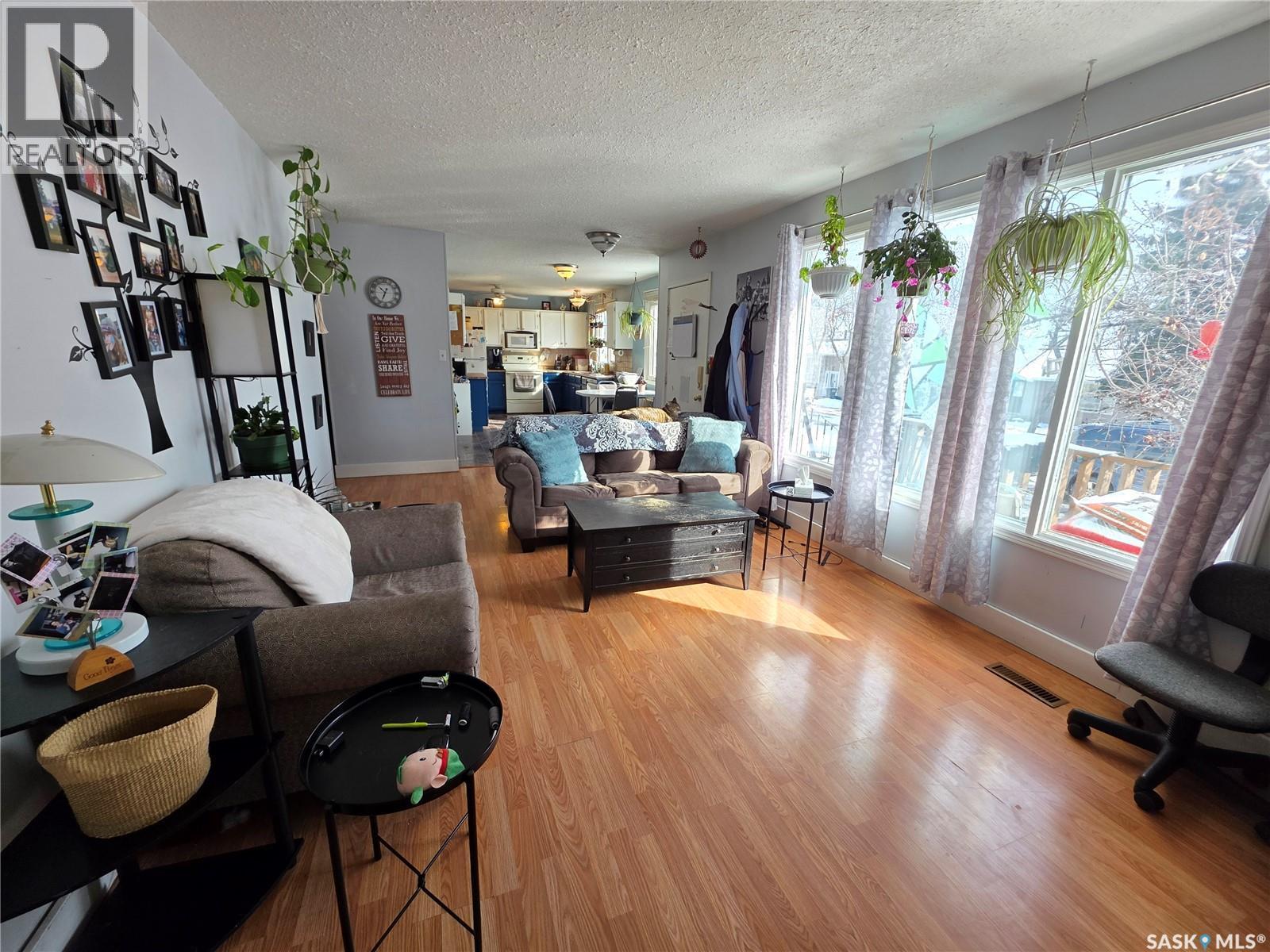 520 Dennis Street, Herbert, SK - Indoor Photo Showing Living Room