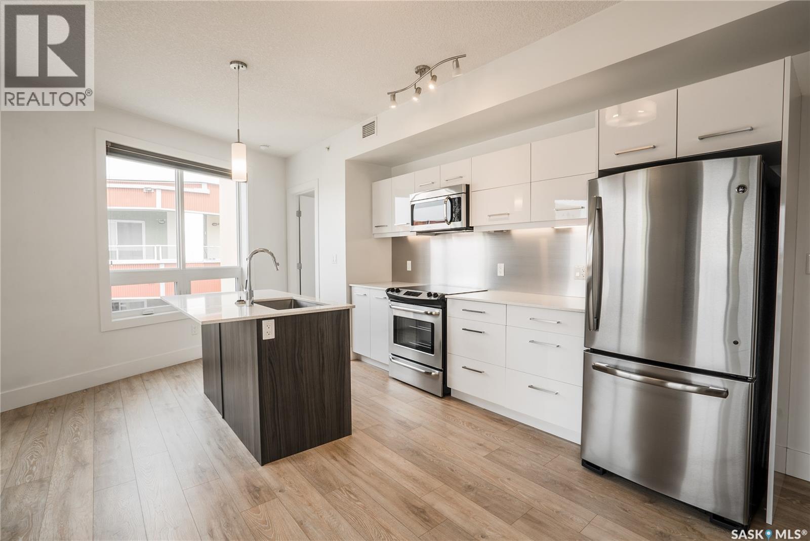 403 409 B Avenue S, Saskatoon, SK - Indoor Photo Showing Kitchen With Stainless Steel Kitchen With Upgraded Kitchen