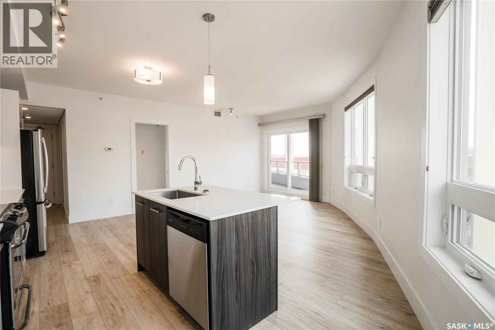 403 409 B Avenue S, Saskatoon, SK - Indoor Photo Showing Kitchen With Stainless Steel Kitchen With Upgraded Kitchen