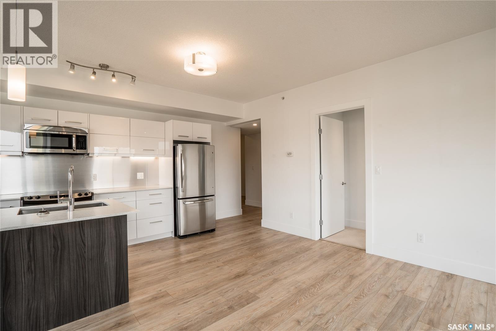 403 409 B Avenue S, Saskatoon, SK - Indoor Photo Showing Kitchen With Stainless Steel Kitchen With Upgraded Kitchen