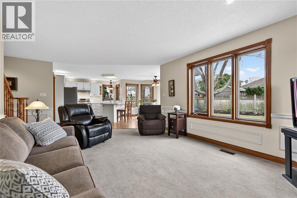 60 Highland Boulevard, Caledonia, ON - Indoor Photo Showing Living Room