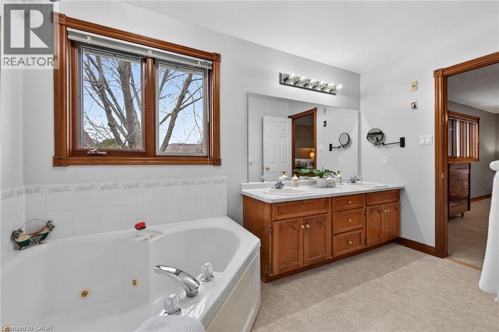 60 Highland Boulevard, Caledonia, ON - Indoor Photo Showing Bathroom