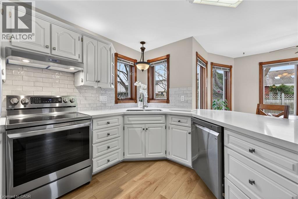 60 Highland Boulevard, Caledonia, ON - Indoor Photo Showing Kitchen