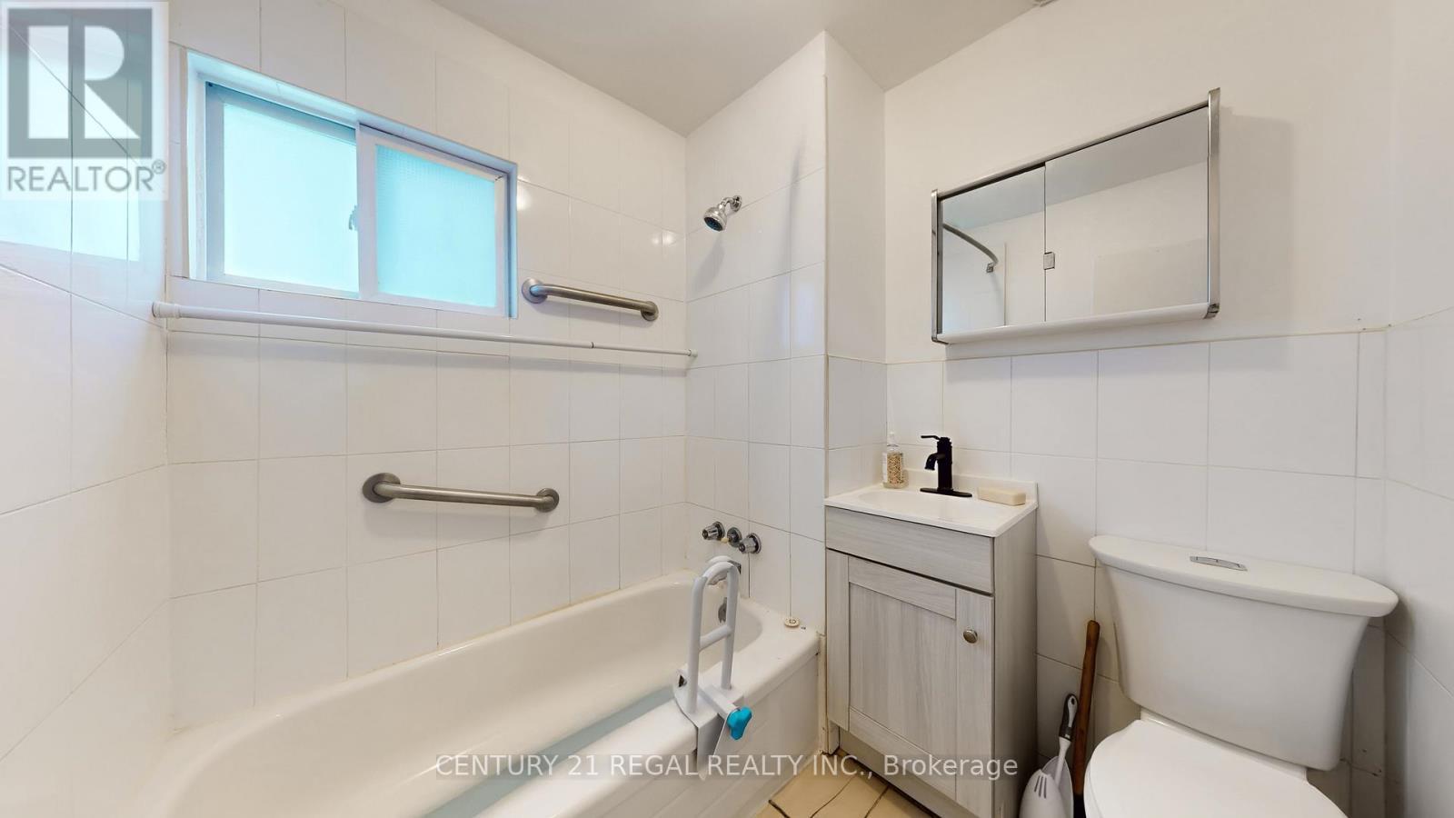 55 Montrave Avenue, Oshawa, ON - Indoor Photo Showing Bathroom