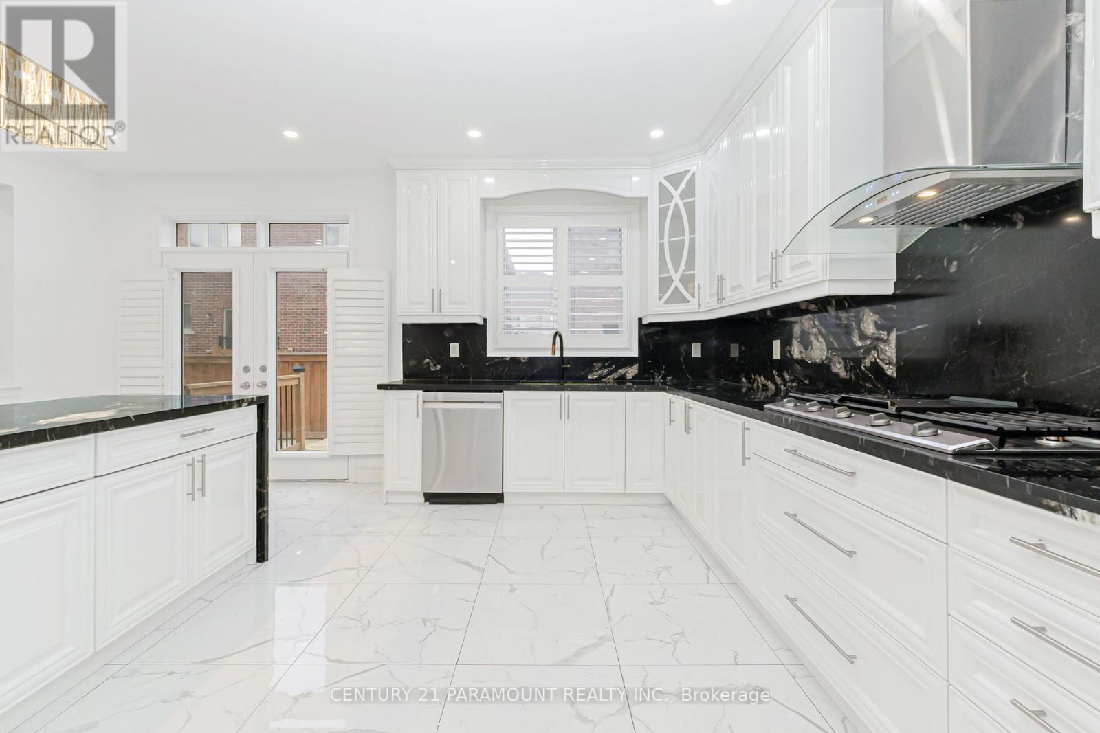28 Clockwork Drive, Brampton, ON - Indoor Photo Showing Kitchen With Upgraded Kitchen