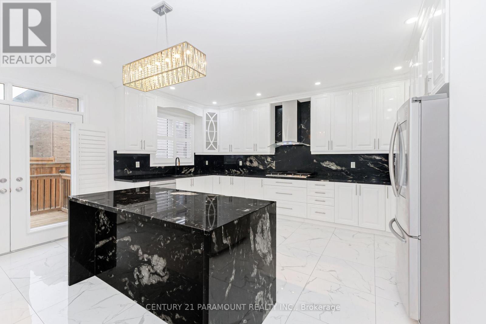 28 Clockwork Drive, Brampton, ON - Indoor Photo Showing Kitchen