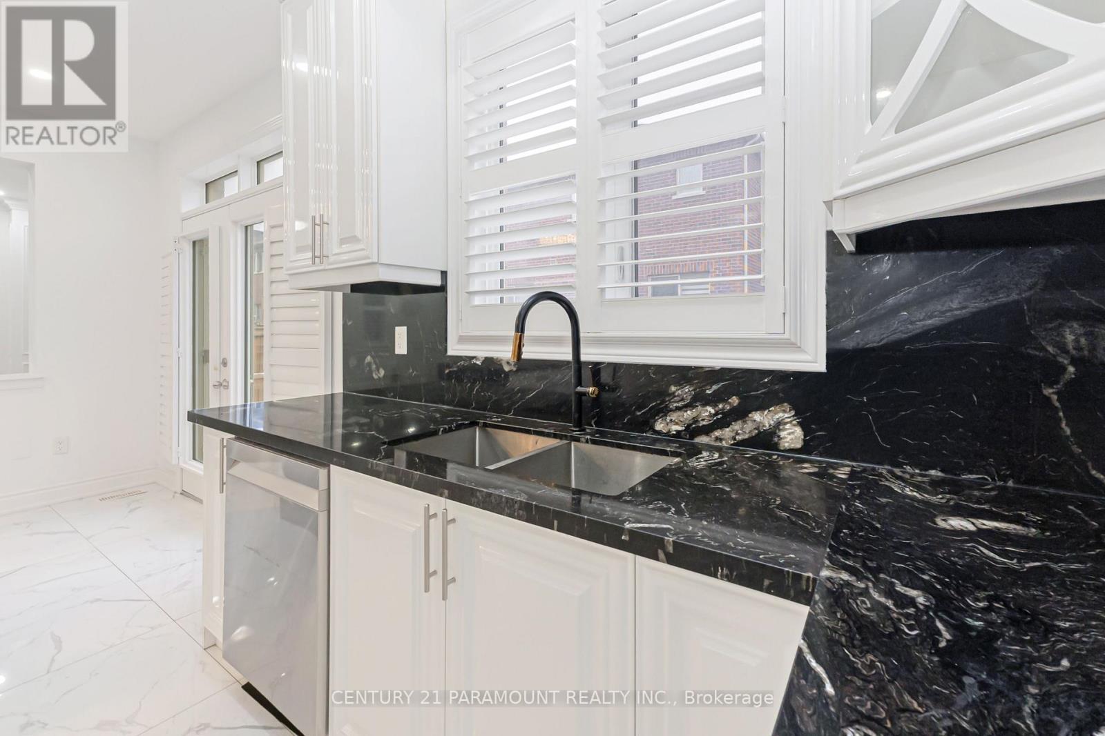 28 Clockwork Drive, Brampton, ON - Indoor Photo Showing Kitchen With Double Sink With Upgraded Kitchen