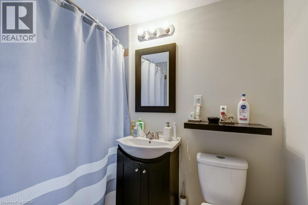 624 Brighton Avenue, Hamilton, ON - Indoor Photo Showing Bathroom