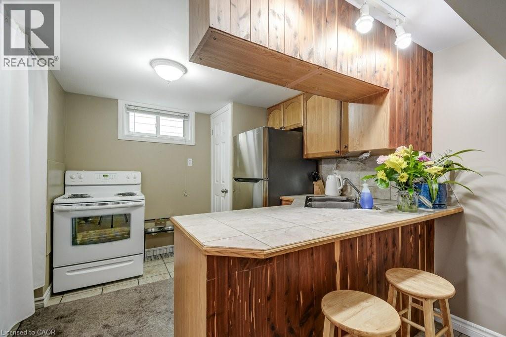 624 Brighton Avenue, Hamilton, ON - Indoor Photo Showing Kitchen