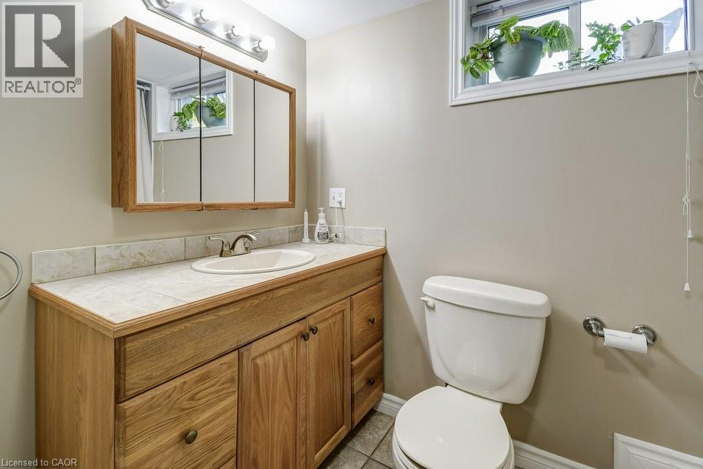 624 Brighton Avenue, Hamilton, ON - Indoor Photo Showing Bathroom