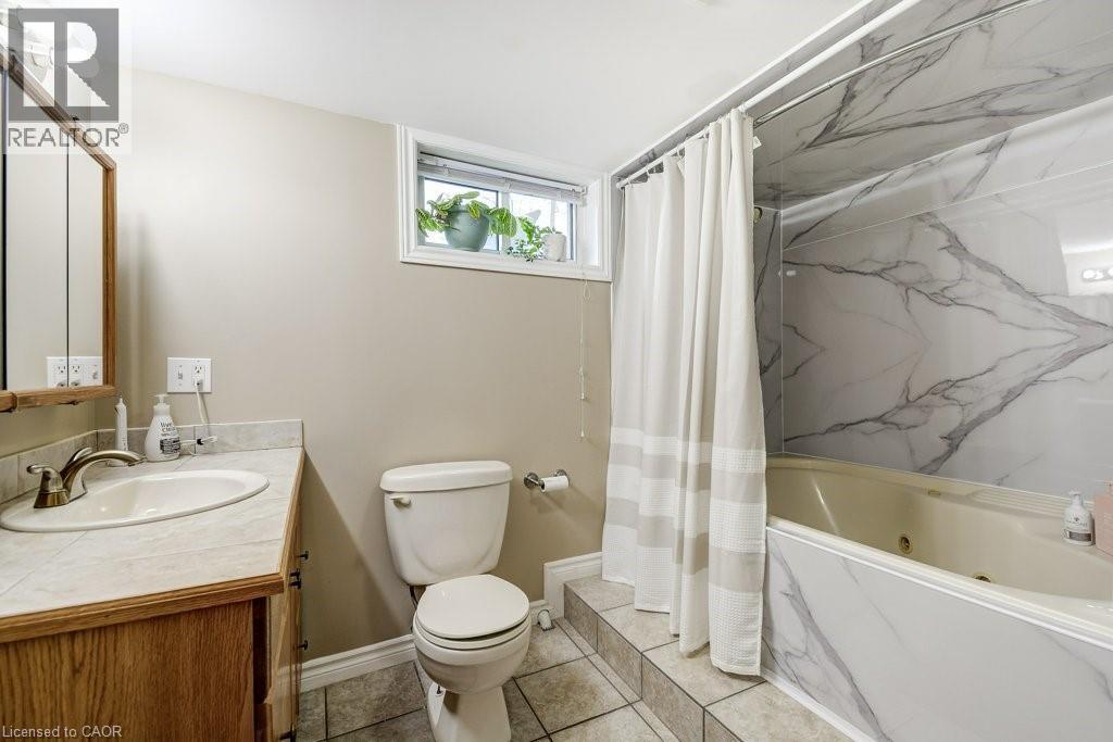 624 Brighton Avenue, Hamilton, ON - Indoor Photo Showing Bathroom