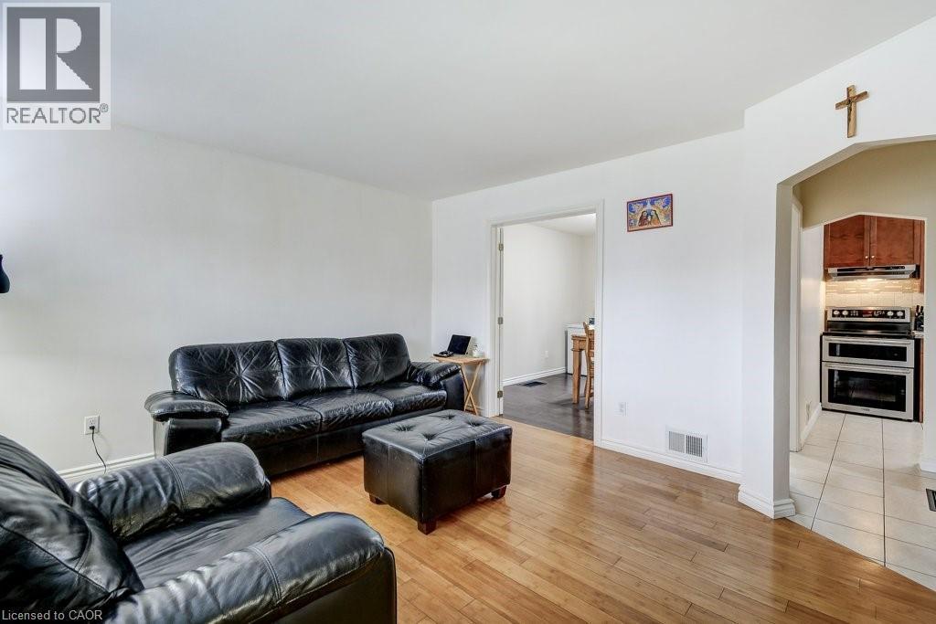 624 Brighton Avenue, Hamilton, ON - Indoor Photo Showing Living Room