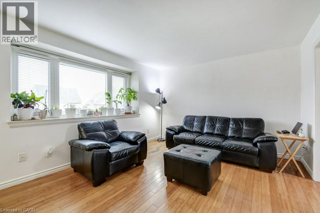 624 Brighton Avenue, Hamilton, ON - Indoor Photo Showing Living Room