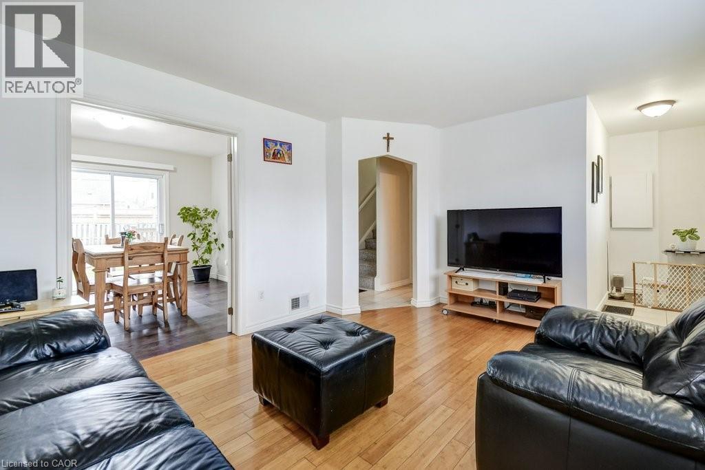 624 Brighton Avenue, Hamilton, ON - Indoor Photo Showing Living Room
